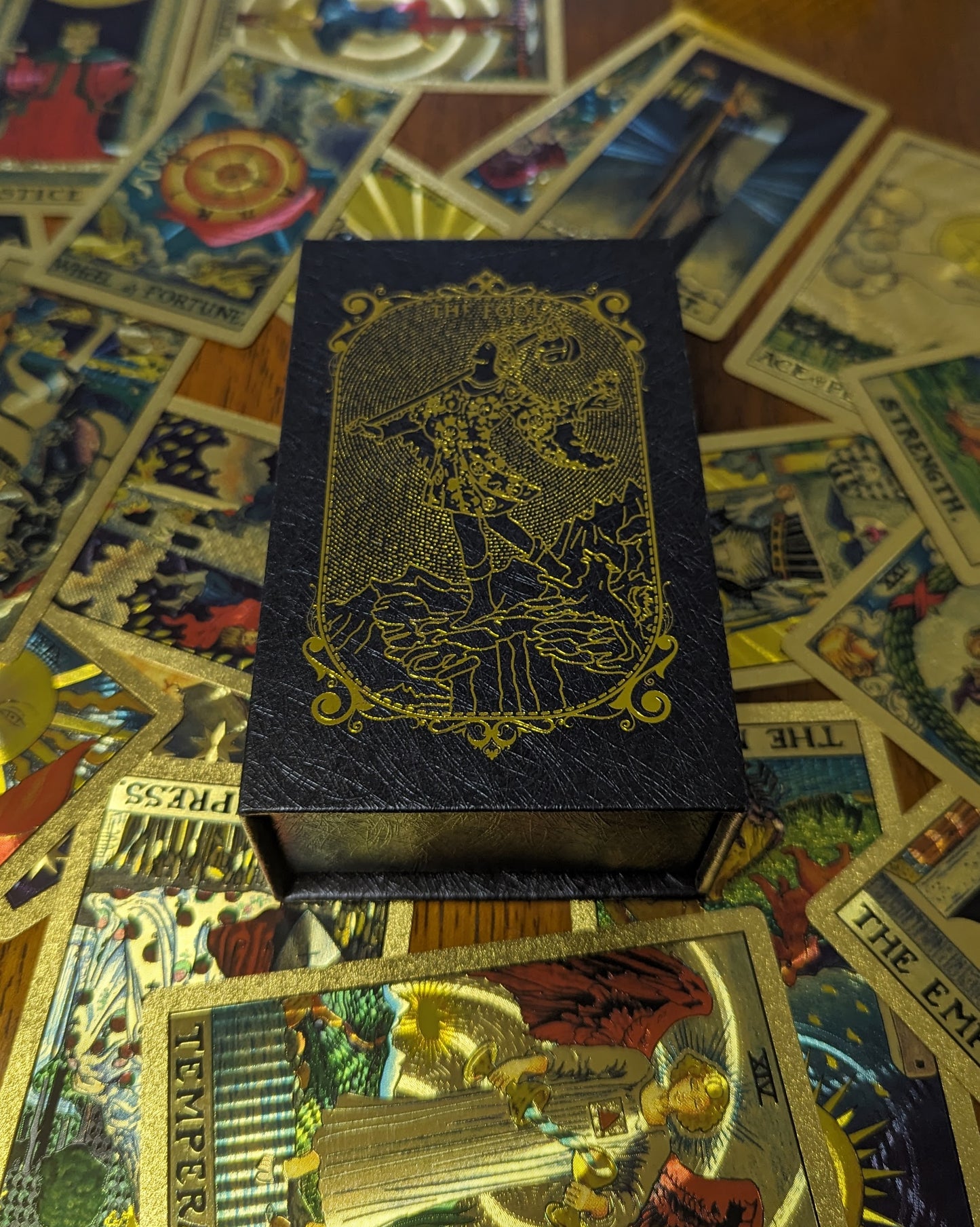 TAROT HOLOGRÁFICO DORADO - EDICIÓN CAJA NEGRA