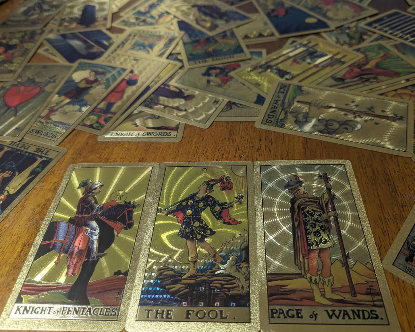 TAROT HOLOGRÁFICO DORADO - EDICIÓN CAJA NEGRA